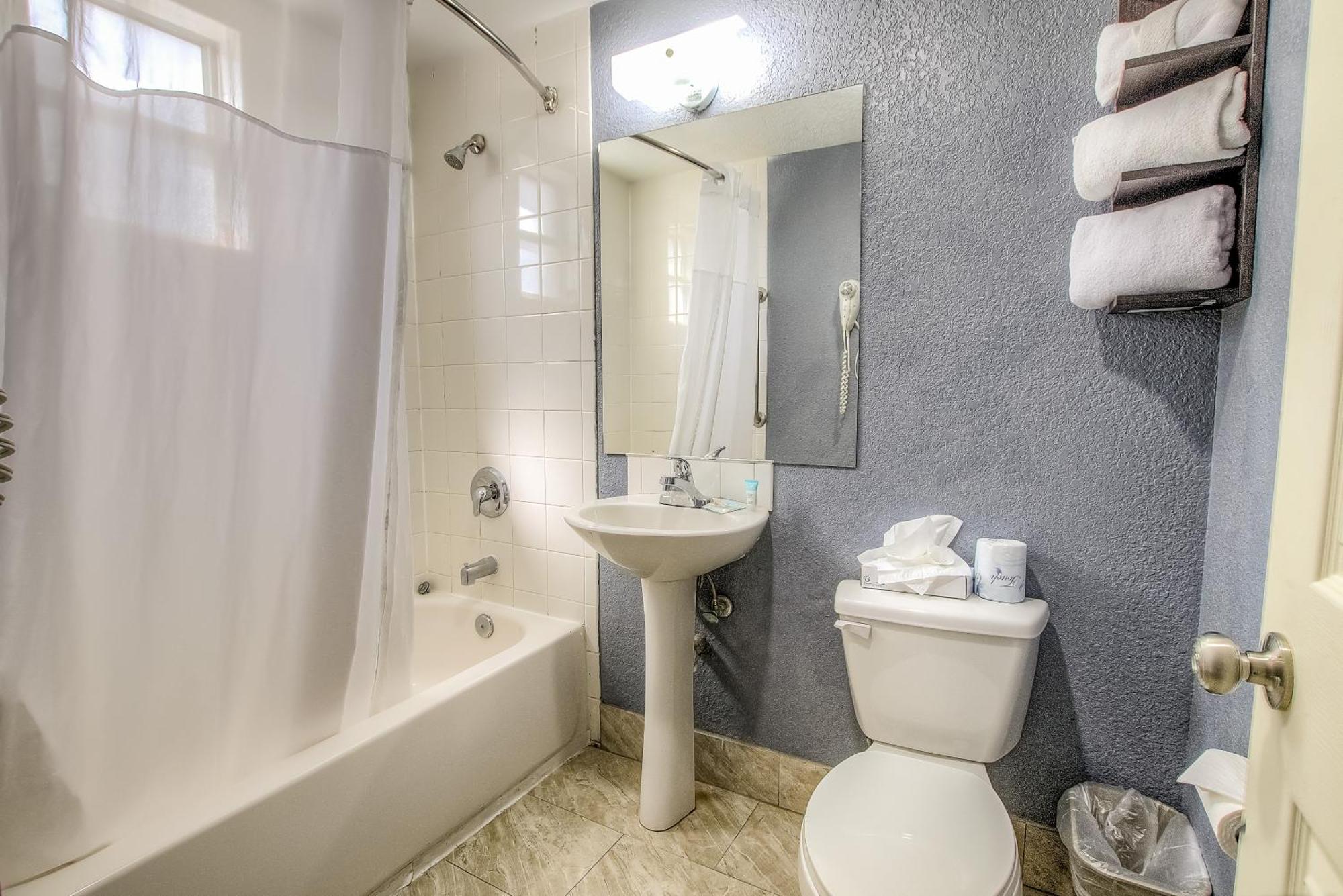 Deluxe Queen Room with Patio and Sea View